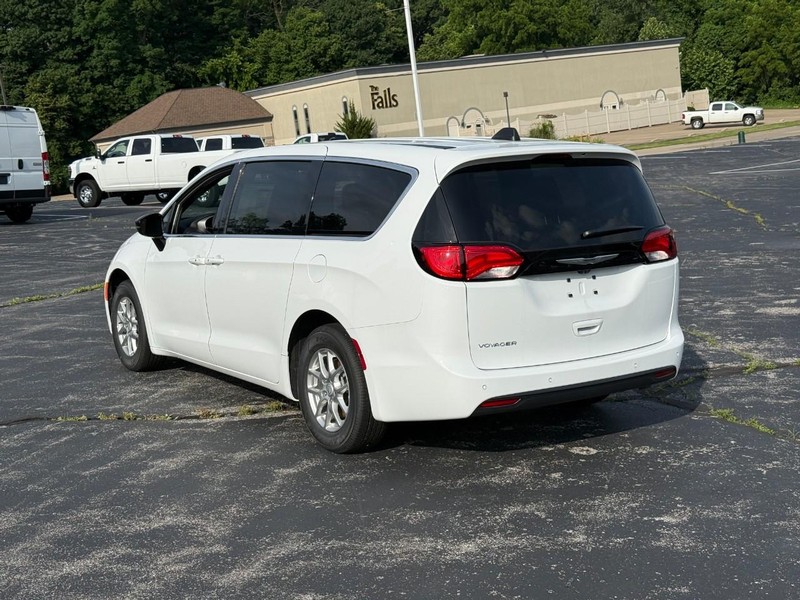 Chrysler Voyager Vehicle Full-screen Gallery Image 3