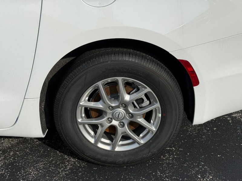 Chrysler Voyager Vehicle Full-screen Gallery Image 4
