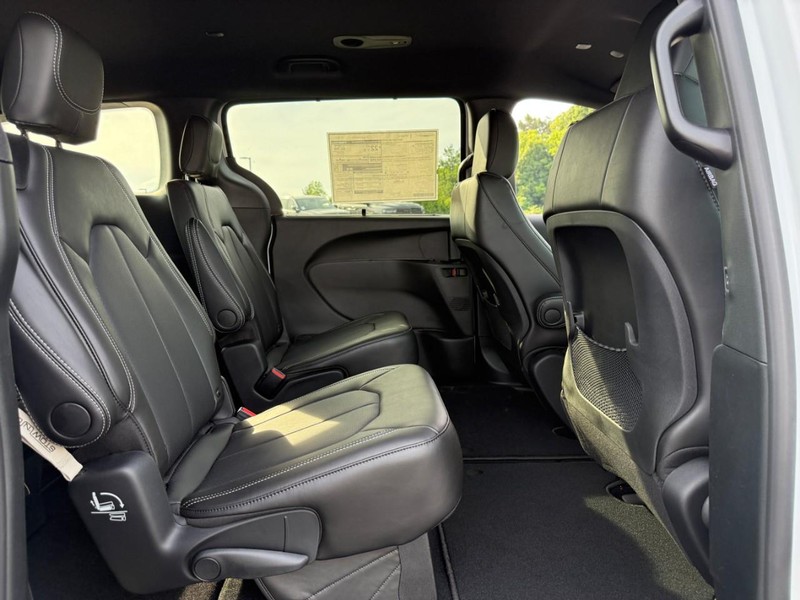 Chrysler Voyager Vehicle Full-screen Gallery Image 5