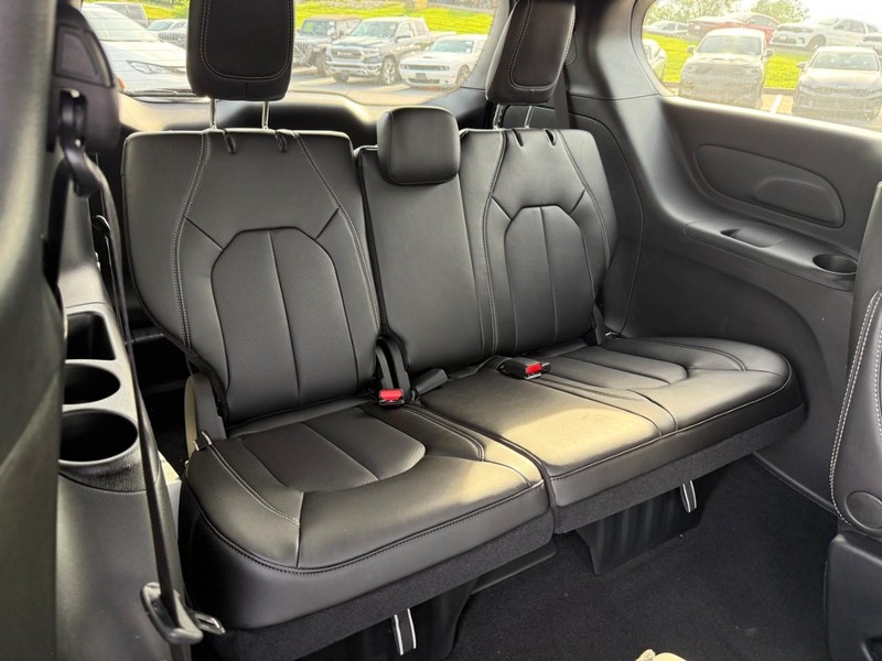 Chrysler Voyager Vehicle Full-screen Gallery Image 6