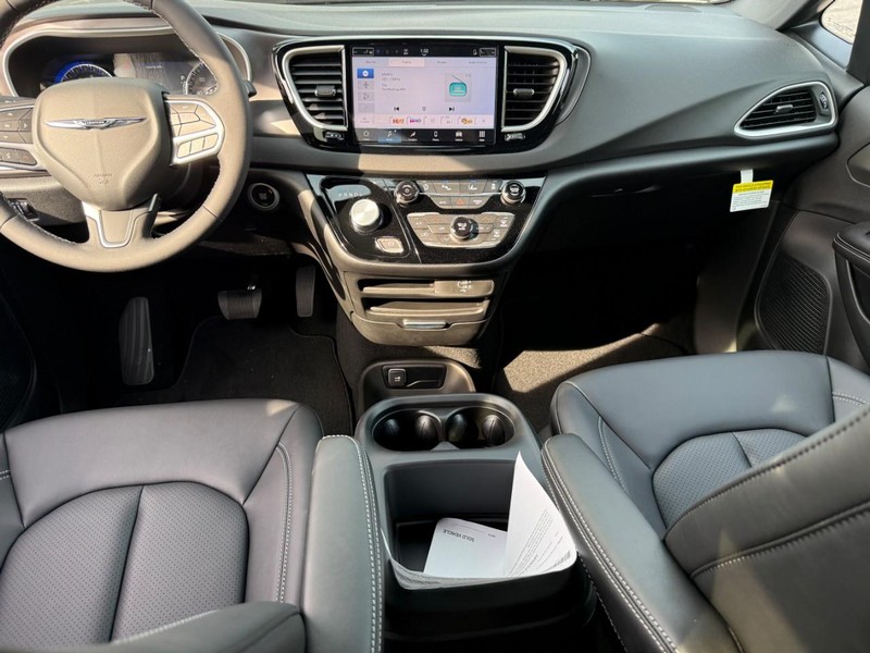 Chrysler Voyager Vehicle Full-screen Gallery Image 7