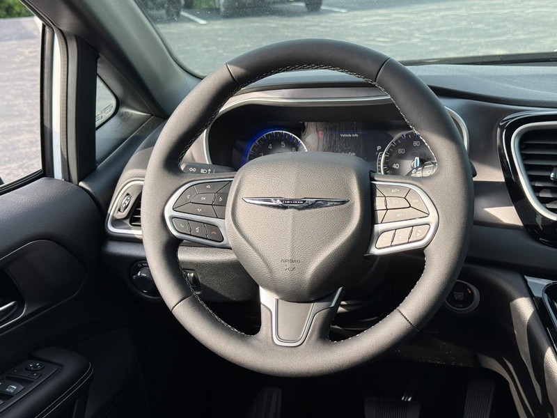 Chrysler Voyager Vehicle Full-screen Gallery Image 8