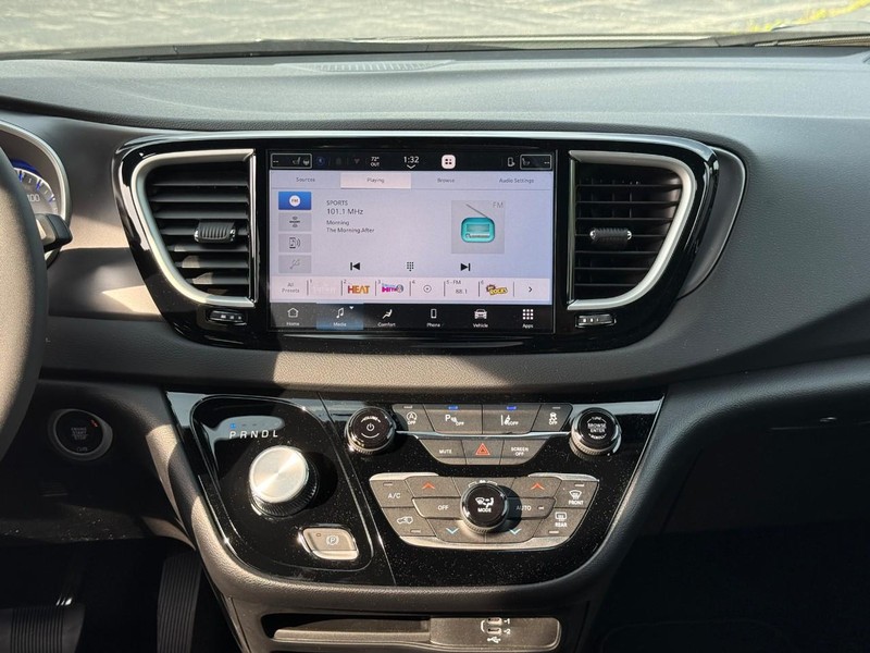 Chrysler Voyager Vehicle Full-screen Gallery Image 9