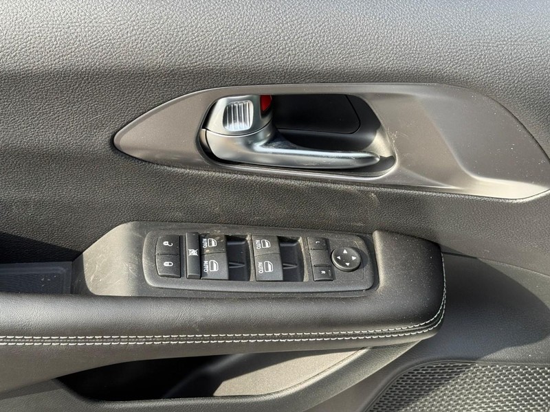 Chrysler Voyager Vehicle Full-screen Gallery Image 11