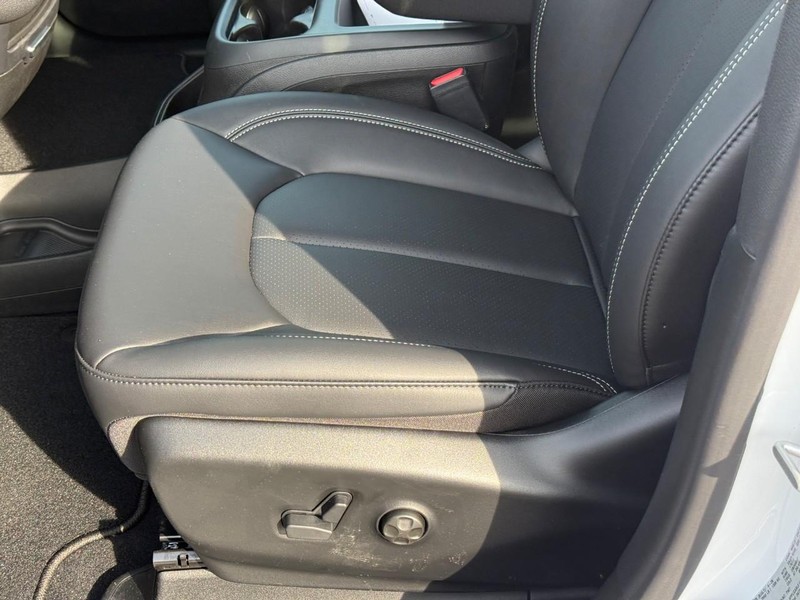 Chrysler Voyager Vehicle Full-screen Gallery Image 12