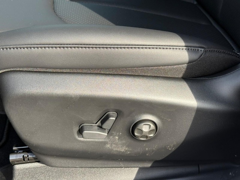 Chrysler Voyager Vehicle Full-screen Gallery Image 13