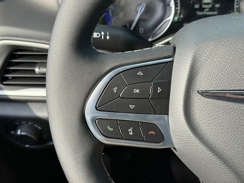 Chrysler Voyager Vehicle Full-screen Gallery Image 14
