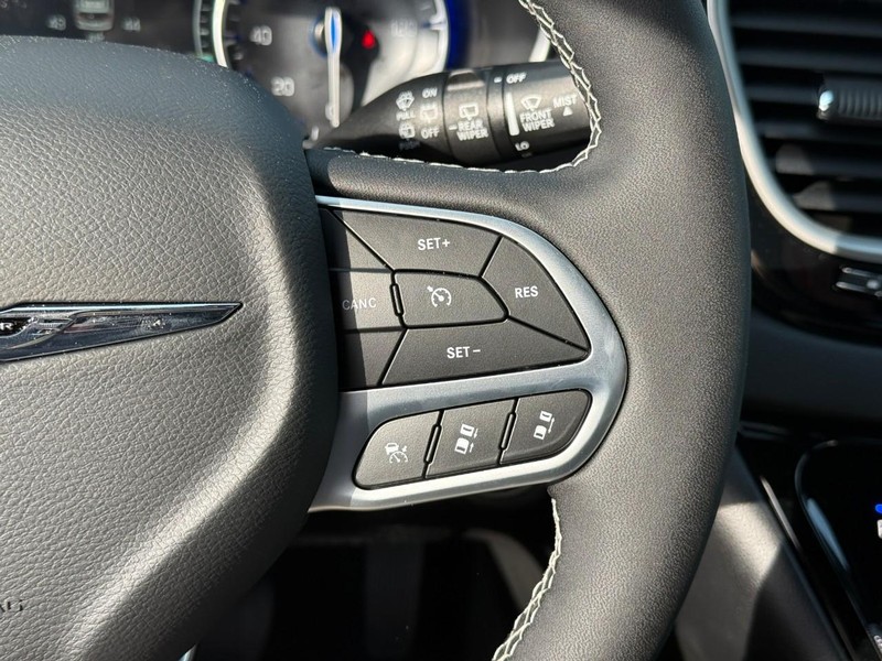Chrysler Voyager Vehicle Full-screen Gallery Image 15