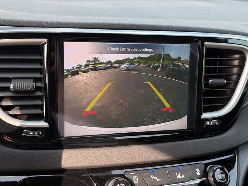 Chrysler Voyager Vehicle Full-screen Gallery Image 17