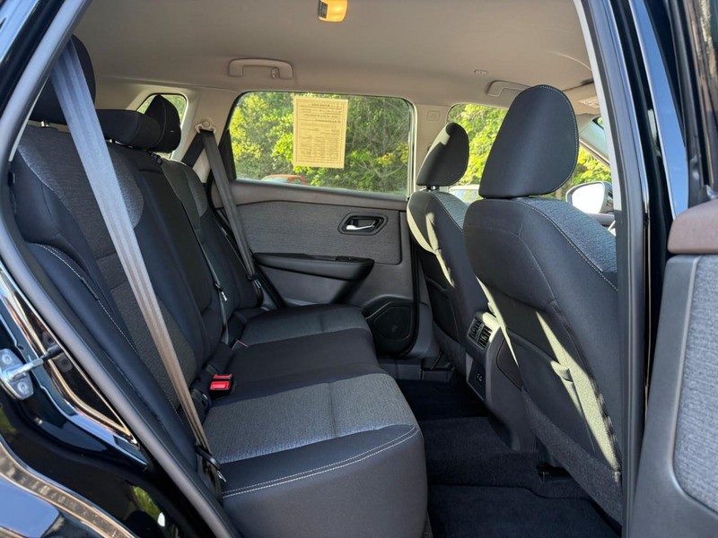 Nissan Rogue Vehicle Image 14