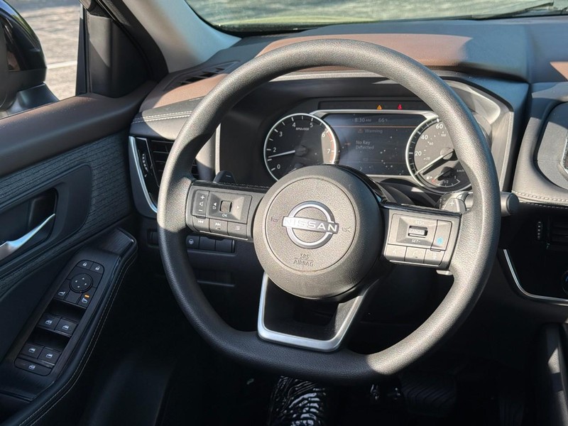 Nissan Rogue Vehicle Image 16