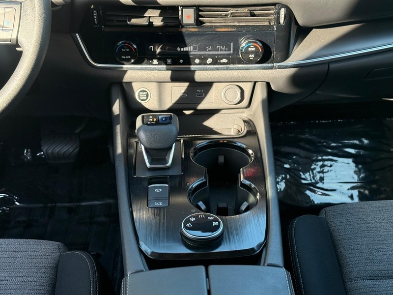 Nissan Rogue Vehicle Image 19