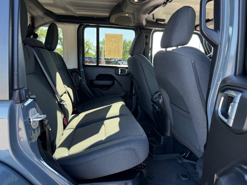 Jeep Wrangler 4xe Vehicle Full-screen Gallery Image 9