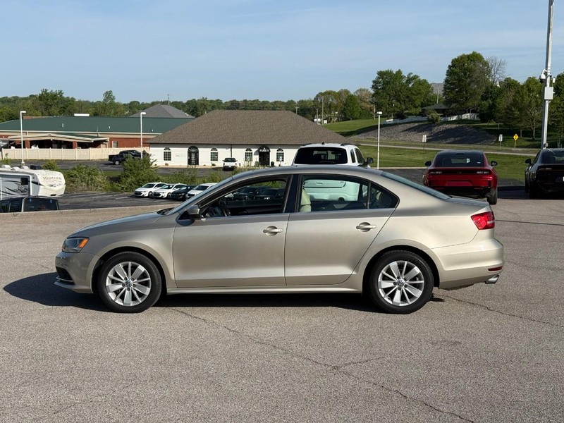 Volkswagen Jetta Sedan Vehicle Full-screen Gallery Image 2