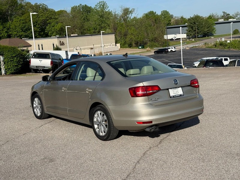 Volkswagen Jetta Sedan Vehicle Full-screen Gallery Image 3