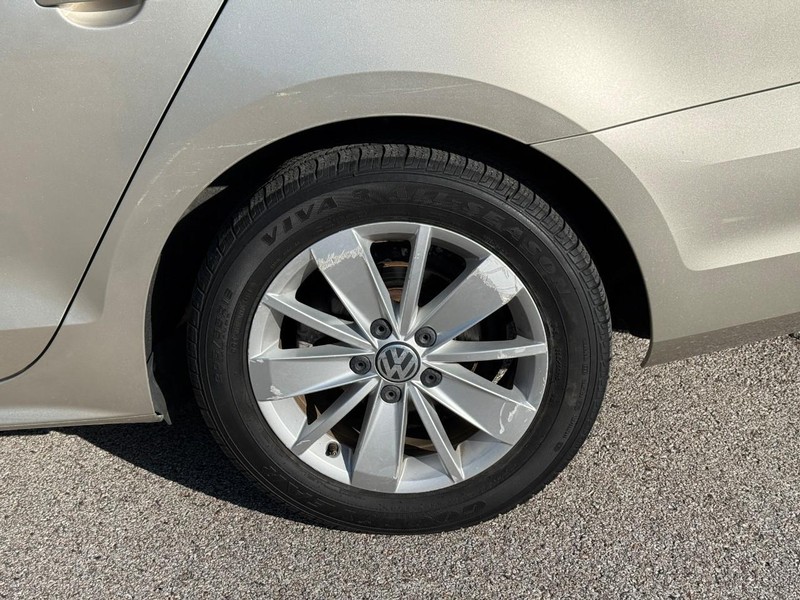 Volkswagen Jetta Sedan Vehicle Full-screen Gallery Image 4