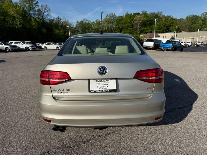 Volkswagen Jetta Sedan Vehicle Full-screen Gallery Image 5