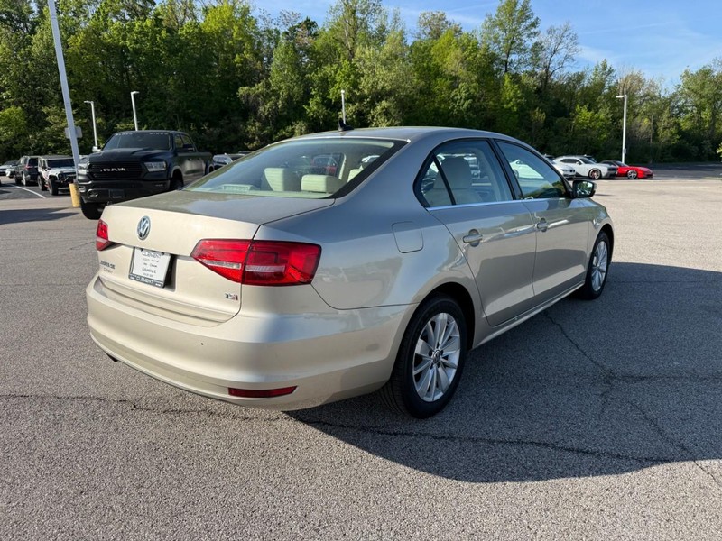 Volkswagen Jetta Sedan Vehicle Full-screen Gallery Image 6