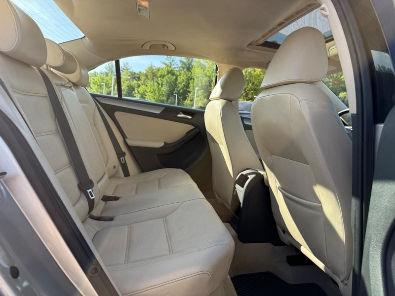 Volkswagen Jetta Sedan Vehicle Full-screen Gallery Image 9