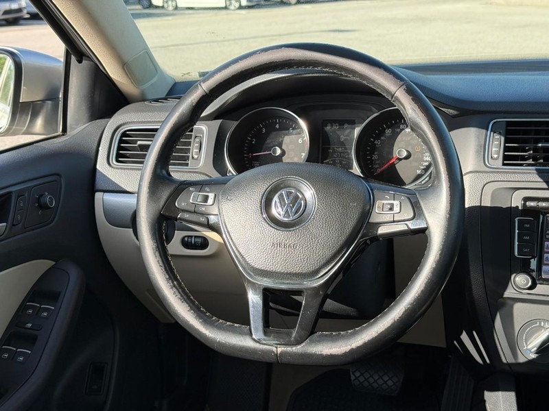 Volkswagen Jetta Sedan Vehicle Full-screen Gallery Image 10