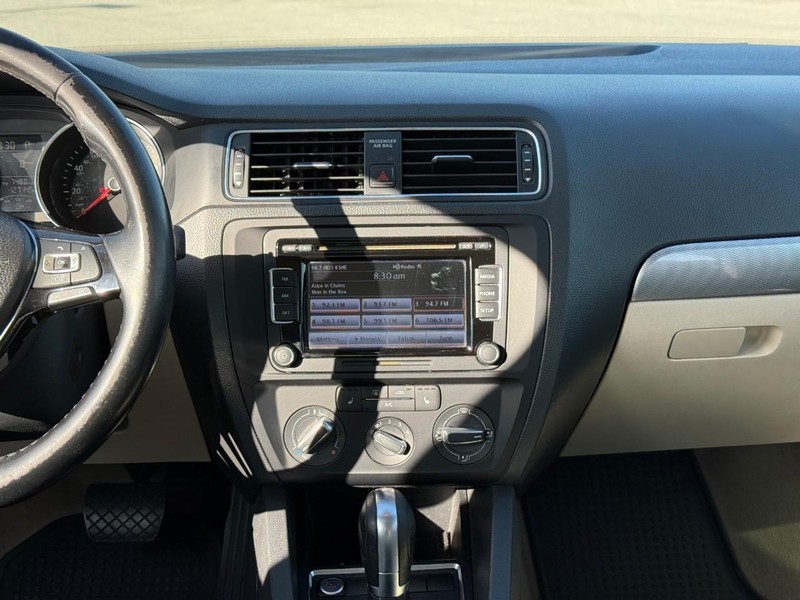 Volkswagen Jetta Sedan Vehicle Full-screen Gallery Image 11