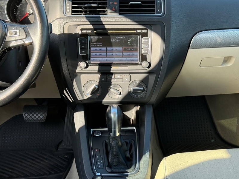 Volkswagen Jetta Sedan Vehicle Full-screen Gallery Image 12