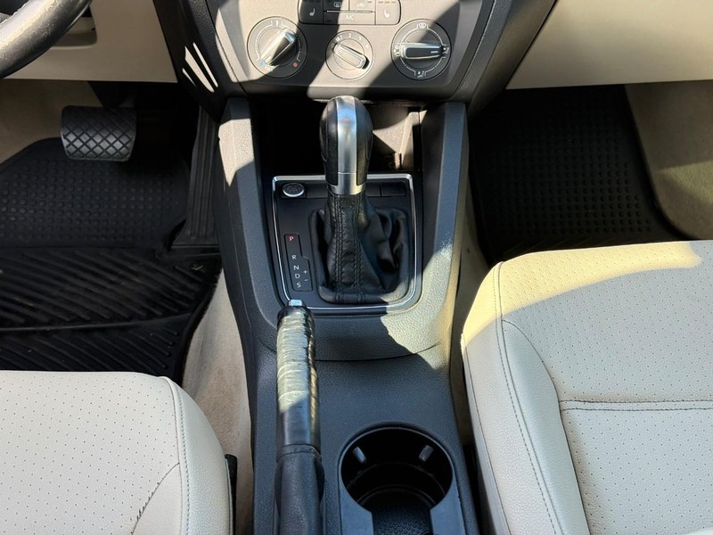 Volkswagen Jetta Sedan Vehicle Full-screen Gallery Image 13