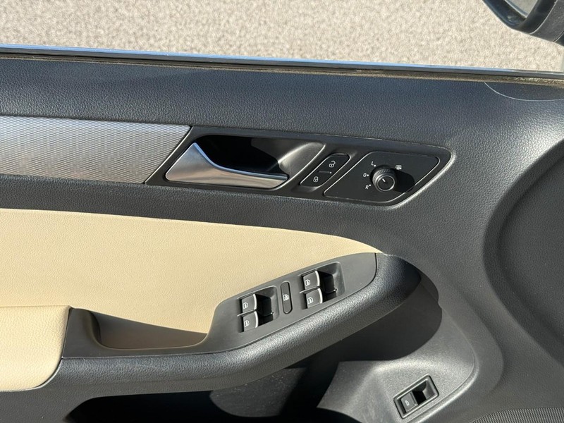 Volkswagen Jetta Sedan Vehicle Full-screen Gallery Image 14