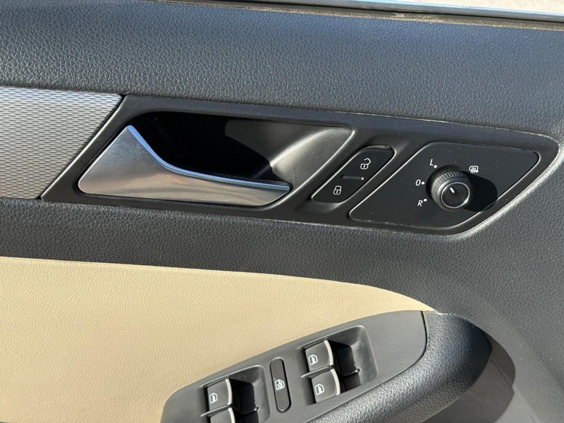 Volkswagen Jetta Sedan Vehicle Full-screen Gallery Image 15