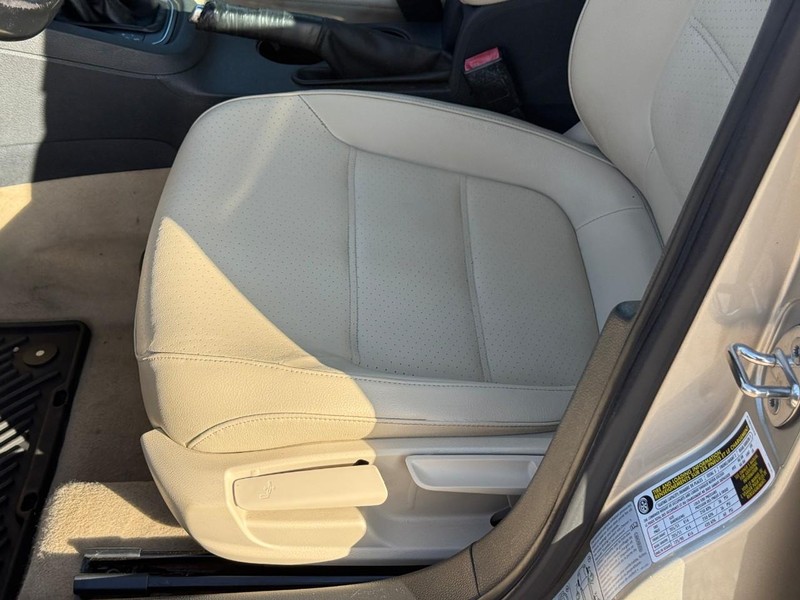 Volkswagen Jetta Sedan Vehicle Full-screen Gallery Image 16