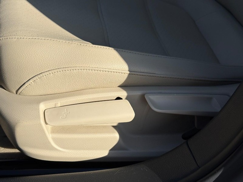 Volkswagen Jetta Sedan Vehicle Full-screen Gallery Image 17