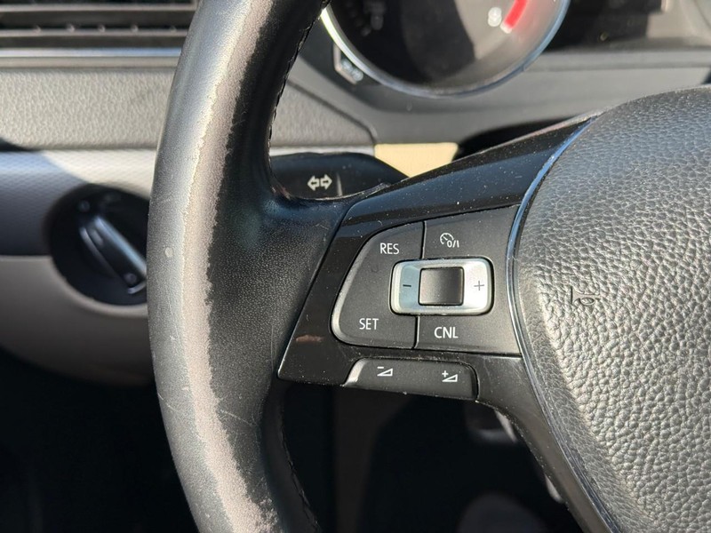 Volkswagen Jetta Sedan Vehicle Full-screen Gallery Image 18