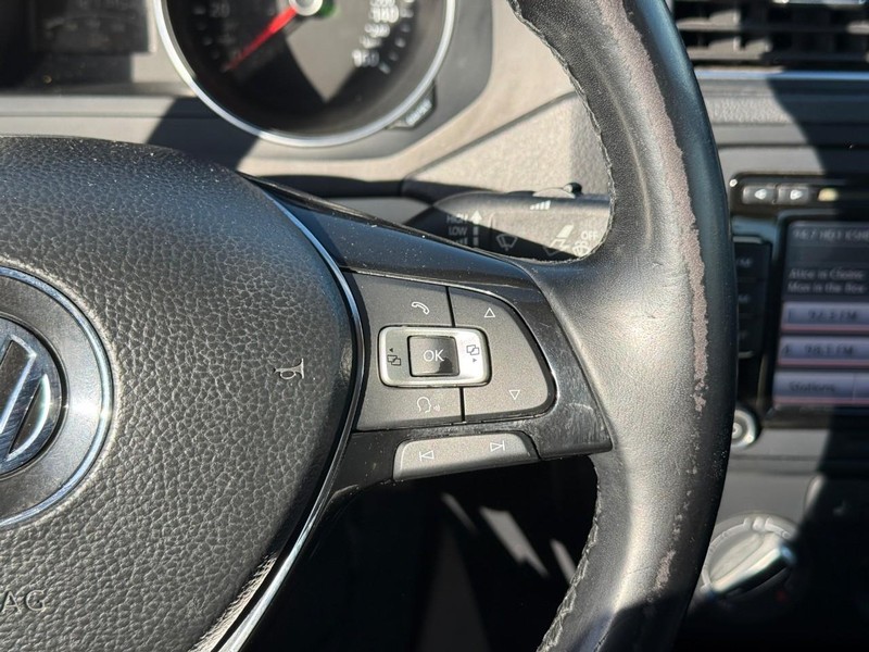 Volkswagen Jetta Sedan Vehicle Full-screen Gallery Image 19