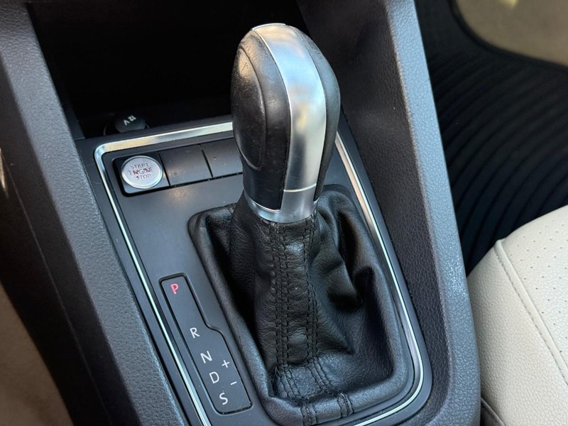 Volkswagen Jetta Sedan Vehicle Full-screen Gallery Image 21