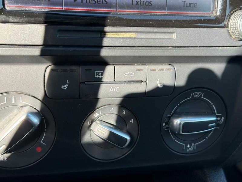 Volkswagen Jetta Sedan Vehicle Full-screen Gallery Image 22