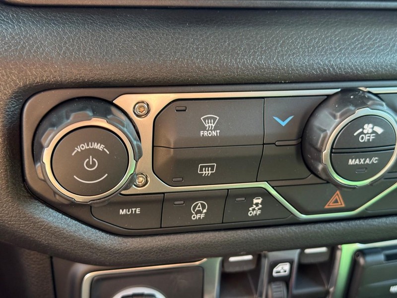 Jeep Gladiator Vehicle Image 16