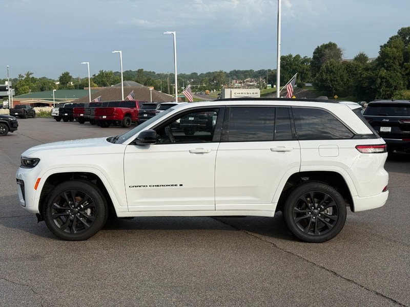 Jeep Grand Cherokee Vehicle Full-screen Gallery Image 2