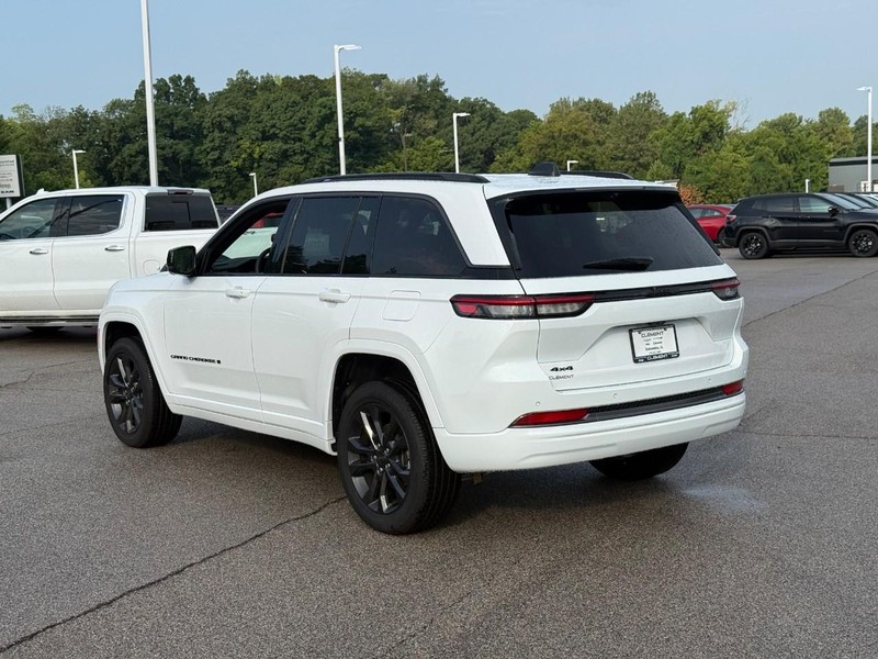 Jeep Grand Cherokee Vehicle Full-screen Gallery Image 3
