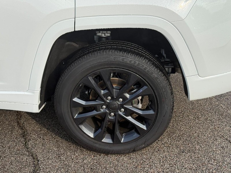 Jeep Grand Cherokee Vehicle Full-screen Gallery Image 4