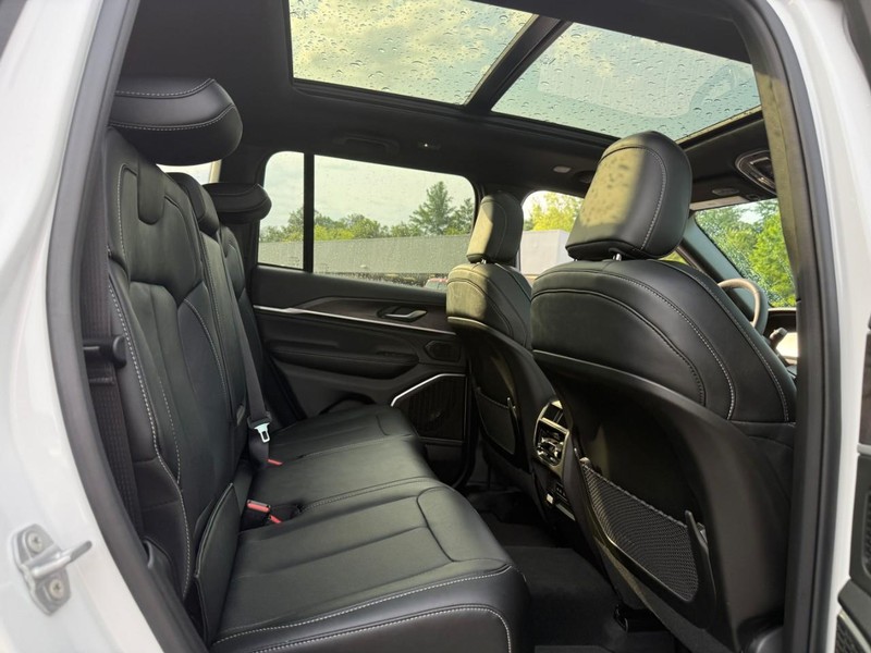 Jeep Grand Cherokee Vehicle Full-screen Gallery Image 5