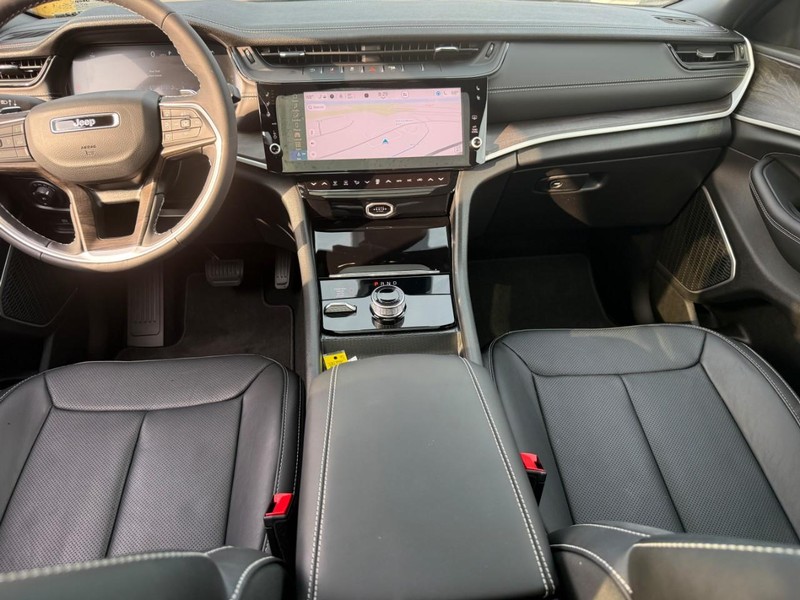 Jeep Grand Cherokee Vehicle Full-screen Gallery Image 6