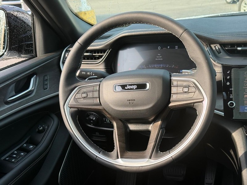 Jeep Grand Cherokee Vehicle Full-screen Gallery Image 7