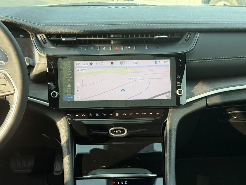 Jeep Grand Cherokee Vehicle Full-screen Gallery Image 8
