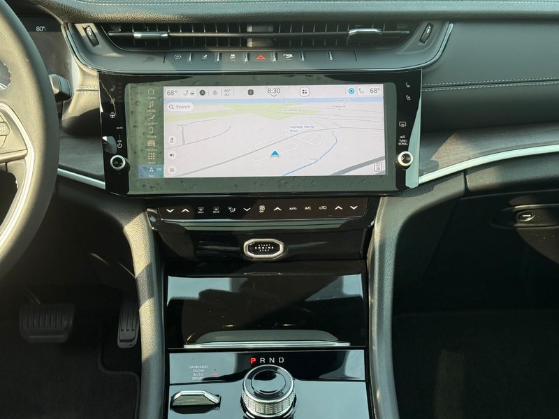 Jeep Grand Cherokee Vehicle Full-screen Gallery Image 9