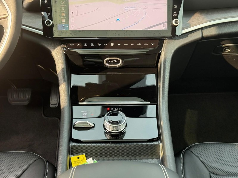 Jeep Grand Cherokee Vehicle Full-screen Gallery Image 10