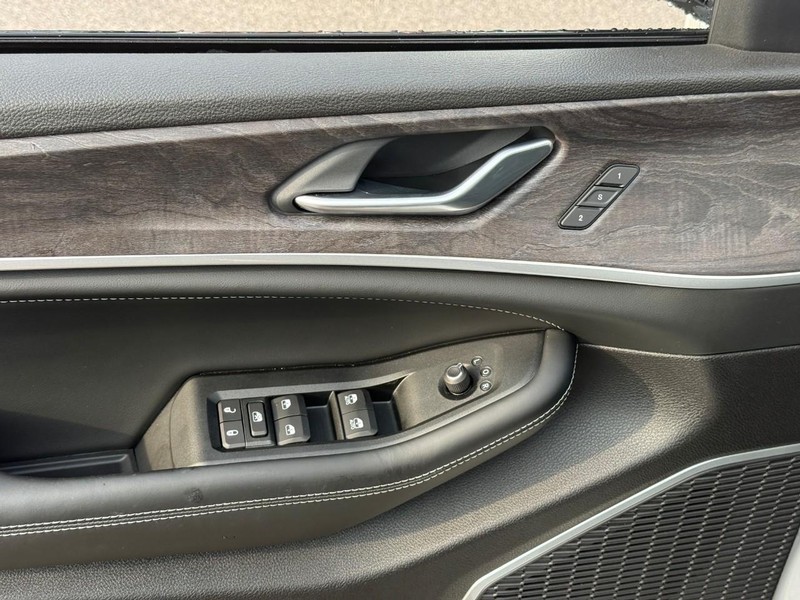 Jeep Grand Cherokee Vehicle Full-screen Gallery Image 11