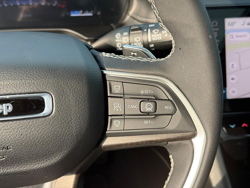 Jeep Grand Cherokee Vehicle Full-screen Gallery Image 16