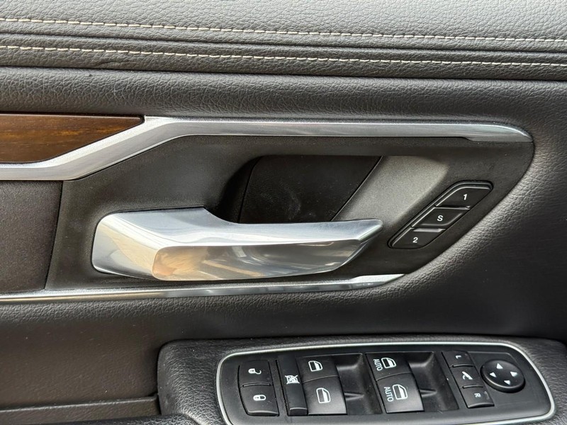 Ram 1500 Vehicle Full-screen Gallery Image 17