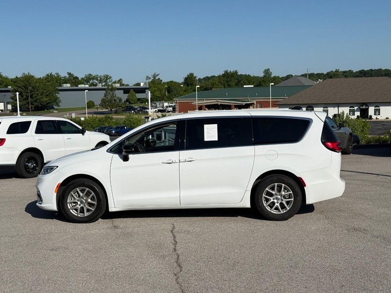 Chrysler Pacifica Vehicle Image 03