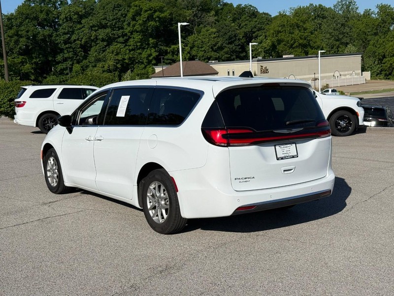 Chrysler Pacifica Vehicle Image 04